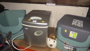 A Think Gizmos icemaker, plus a recycle bin and doorstop mouse