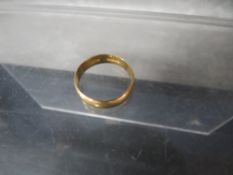 A hallmarked 22 carat gold wedding band approx weight 4.1g