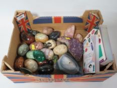 A tray of assorted hardstone egg and Geo examples