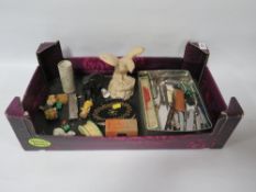 A tray of assorted collectors items to include pocket knives etc