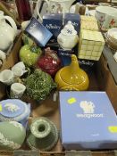 A tray of assorted ceramics to include Aynsley and jasperware