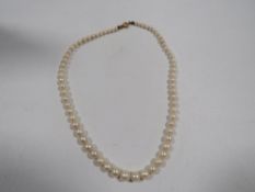A vintage cultured pearl necklace