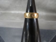 A hallmarked 18 carat gold band approx weight 6.1g