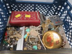 A tray of assorted costume jewellery