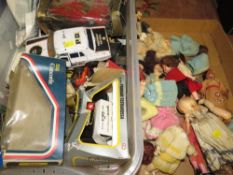 A tray of vintage toy cars to include tin plated examples together with a tray of assorted dolls (