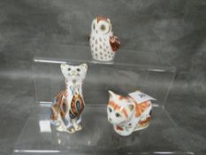 A Royal Crown Derby Collectors Guild kitten paperweight with gold stopper 