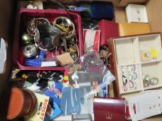 A tray of assorted collectables and costume jewellery etc to include rings, cufflinks etc