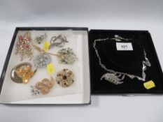 Two small trays of costume jewellery to include brooches etc