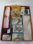 A tray of assorted vintage costume jewellery etc to include a hallmarked Scottish silver brooch
