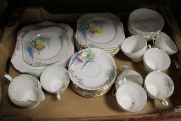 A tray of assorted Shelly ware to include cake plates