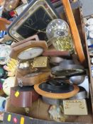 A tray of assorted vintage clocks to include an art deco bakelite example