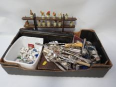 A tray of assorted collectables to include three hallmarked silver napkin rings