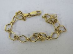 A hallmarked 9 carat gold bracelet approx weight 2.6g