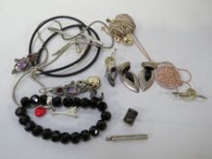 A bag of assorted jewellery to include silver and a Thomas Sabo bracelet