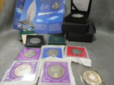 A COLLECTION OF ROYAL MINT COMMEMORATIVE CROWN COINS AND FIVE POUNDS, to include a 1935 Jubilee