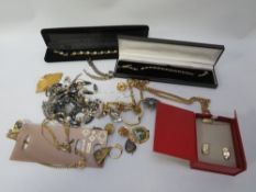 A quantity of costume jewellery