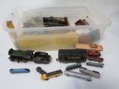 A tray of assorted tin plate and other model railway