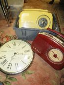 A small tray of collectables to include vintage radios
