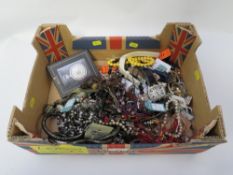 A tray of assorted costume jewellery