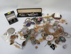 A tray of assorted vintage costume jewellery