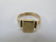 A hallmarked 9 carat gold signet ring approx weight 8.1g