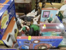 A tray of assorted Wallace & Gromit collectables
