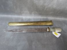 A TIBETAN DAGGER IN METAL SCABBARD, blade L 28 cm, overall L 41 cm
