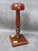 AN EARLY 20TH CENTURY MAHOGANY WIG / HAT STAND, H 24 cm, base 9.5 x 9.5 cm
