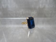 A HALLMARKED 9CT GOLD DRESS RING, set with a large emerald cut deep blue stone, ring size L,