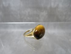 A HALLMARKED 9CT GOLD RETRO STYLE TIGERS EYE SET DRESS RING, ring size R, approximate weight 6.4 g