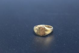 A SMALL HALLMARKED 18 CARAT GOLD SIGNET RING, approx weight 3.2g