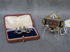A 19TH CENTURY WHITE METAL CASED TRIPLE HORSESHOE AND CROP BROOCH, L 4 cm, together with a yellow