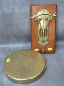 AN ART NOUVEAU BRASS AND OAK DINNER GONG, H 28 cm, gong Dia. 21 cm