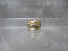 A HALLMARKED 9CT GOLD BAND PATTERNED RING, ring size T, approximate weight 7.6 g