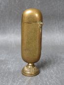 A 19TH CENTURY BRASS COMBINATION VESTA CASE AND SEAL, overall L 6 cm