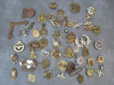 A SMALL BOX OF MILITARY BADGES