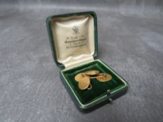 A PAIR OF 18CT GOLD CUFFLINKS, stamped 18 to the reverse of each oval, approximate combined weight