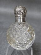 A 19TH CENTURY HALLMARKED SILVER TOPPED GLASS SCENT BOTTLE, H 5 cm, Dia. 3.5 cm
