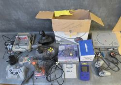 A MIXED ELECTRONIC TOY LOT, to include boxed Sony PlayStation (box A/F) with controller, Nintendo