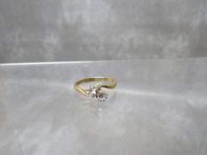 A HALLMARKED 18CT GOLD CROSSOVER DIAMOND RING, ring size M, approximate weight 2.7 g