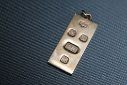 A HALLMARKED 9 CARAT GOLD INGOT PENDANT, approx weight 26.9g