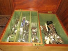 A wooden canteen and contents