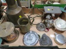 A tray of assorted metal ware
