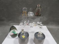 A tray of glass to include paperweights, Swarovski crystal etc