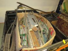 A quantity of assorted tin plate, model railway etc A/F