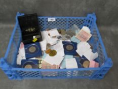 A tray of British and World coins, medallions, tokens and banknotes etc, to include crowns, minor