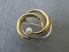 A hallmarked 9ct yellow and white gold brooch with single pearl embellishment, W 2.3 cm, approximate