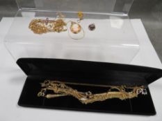 A quantity of yellow metal jewellery