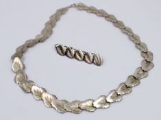 Halskette und Brosche, je 835er Silber, Blattdekore, zus. 18,6gr., ca. L-40cm u. L-5,3cm