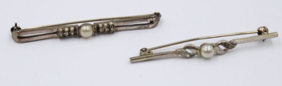 2x div. Silber-Broschen, je mit Muschelkernperle und kl. klaren Steinen, zus. 7,7gr., ca. L-6cm